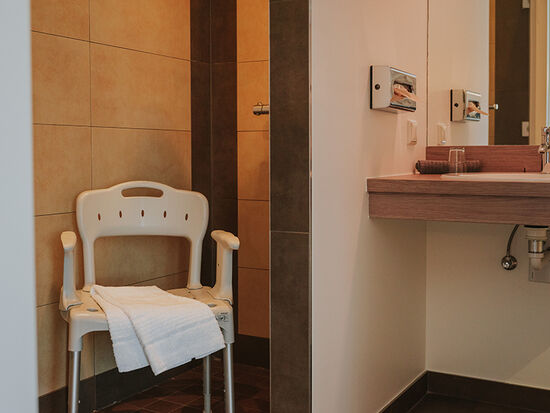 Barrierefreies Zimmer Dusche mit Duschstuhl