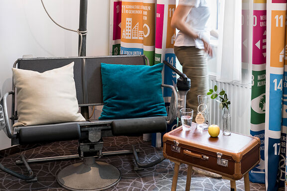 Die Gondel eines alten Zweier-Sessellifts steht umfunktioniert als Sofa in einem Zimmer im Boutiquehotel Stadthalle