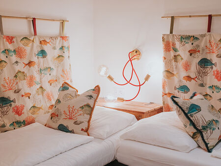 Zimmer mit zwei Einzelbetten für die Kinder im Familienzimmer des Boutiquehotel Stadthalle