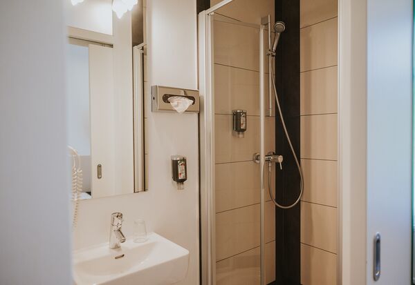 Smart Single Room Bathroom with Shower / © Franzi Schädel