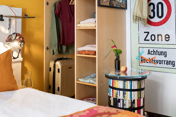 A colorful room interior in the boutique hotel Stadthalle