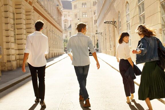 Junge Menschen gehen durch die Stadt Wien