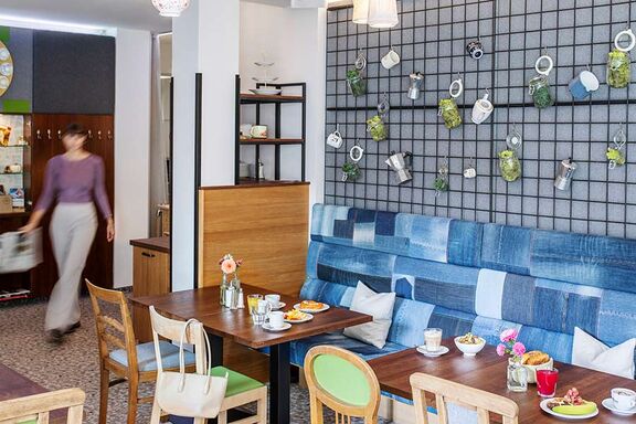 Frühstückssalon mit Upcyclingelementen und unserer Jeansbank