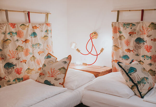 Zimmer mit zwei Einzelbetten für die Kinder im Familienzimmer des Boutiquehotel Stadthalle