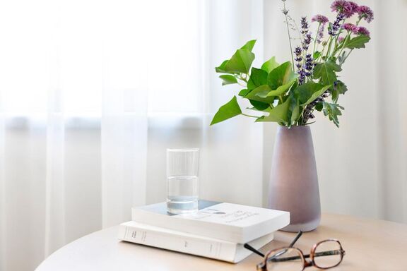 Blumen und Bücher auf Tisch