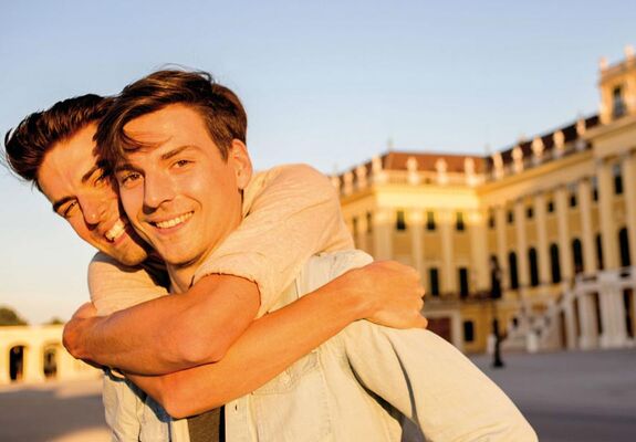 Gay couple in front of the Schönbrunn Palace
