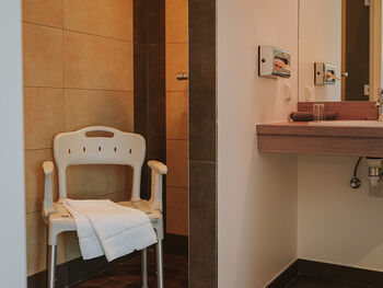 Barrierefreies Zimmer Dusche mit Duschstuhl