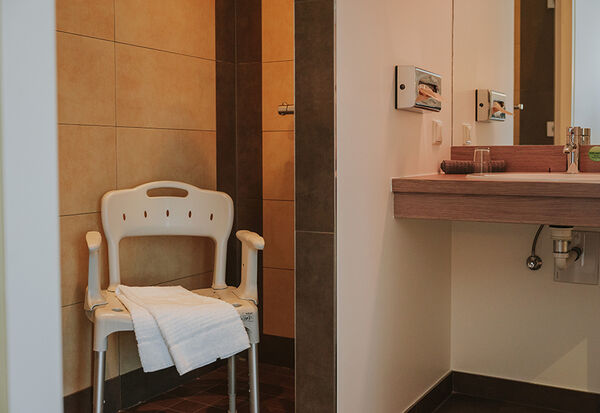Barrierefreies Zimmer Dusche mit Duschstuhl