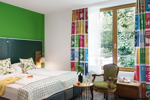 Photo of a room in the boutique hotel Stadthalle with a themed green interior