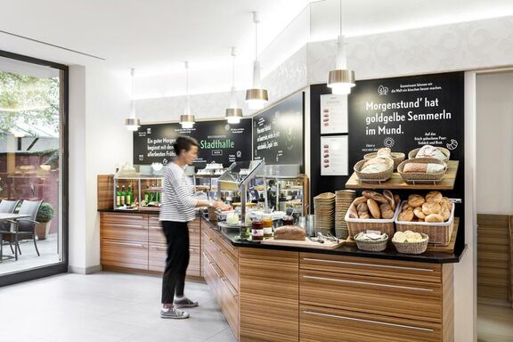 Women at the breakfast buffet