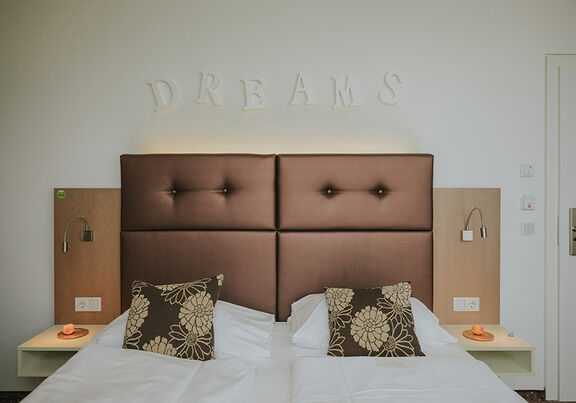 Accessible room Bed frontal with Dreams headline on the wall