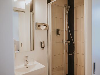 Smart Single Room Bathroom with Shower / © Franzi Schädel