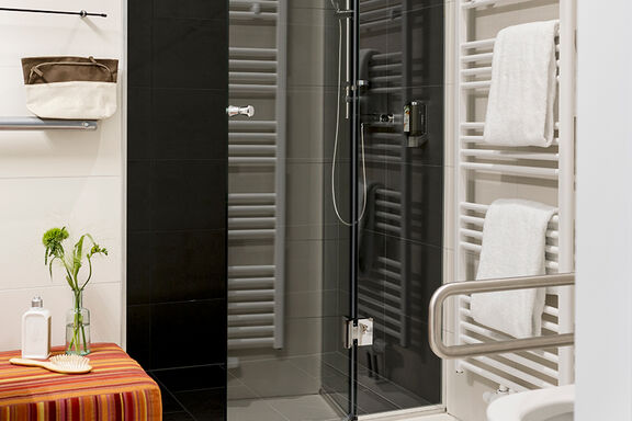 Foto einer modernen Dusche im Boutiquehotel Stadthalle in Wien