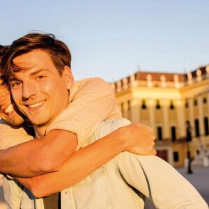 Gay couple in front of the Schönbrunn Palace