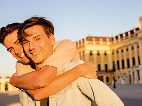 Homosexuelles Paar vor dem Schloss Schönbrunn