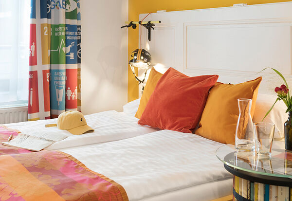 Gemütliches Komfort Zimmer mit Blick in den Garten