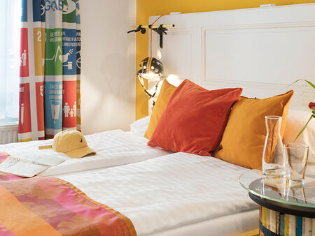 Gemütliches Komfort Zimmer mit Blick in den Garten