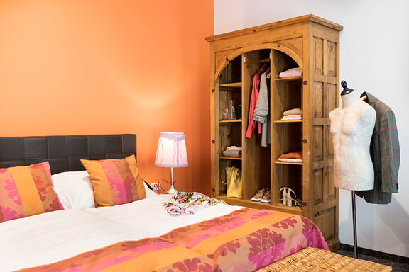 Orange eingerichtetes Hotelzimmer des Boutiquehotel Stadthalle in Wien