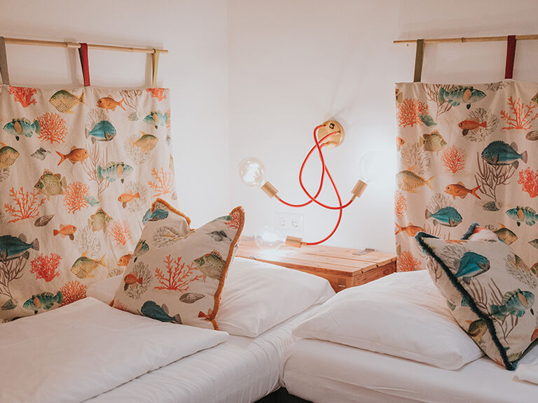 Zimmer mit zwei Einzelbetten für die Kinder im Familienzimmer des Boutiquehotel Stadthalle