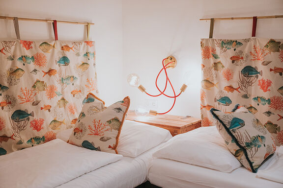 Zimmer mit zwei Einzelbetten für die Kinder im Familienzimmer des Boutiquehotel Stadthalle