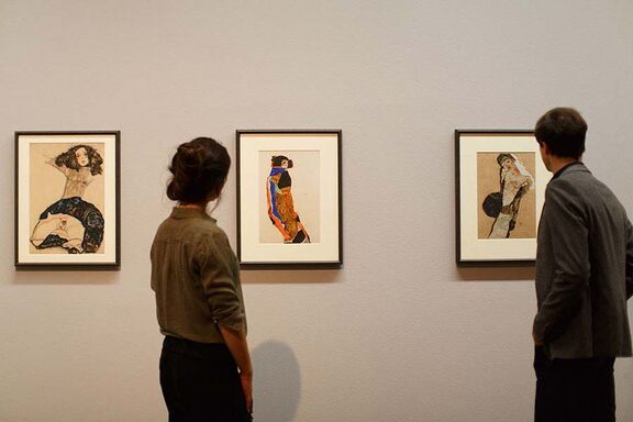 Mann und Frau betrachten Gemälde in einem Museum