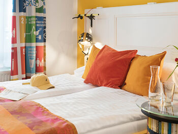 Gemütliches Komfort Zimmer mit Blick in den Garten