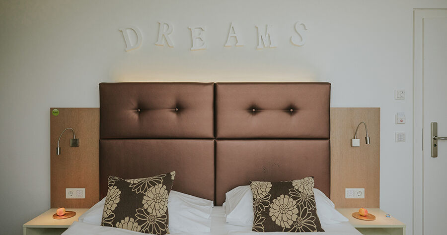 Accessible room Bed frontal with Dreams headline on the wall