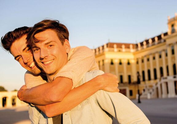 Homosexuelles Paar vor dem Schloss SchönbrunnHomosexuelles Paar vor dem Schloss Schönbrunn