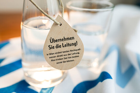 Nahaufnahme des Etiketts einer Wasserflasche