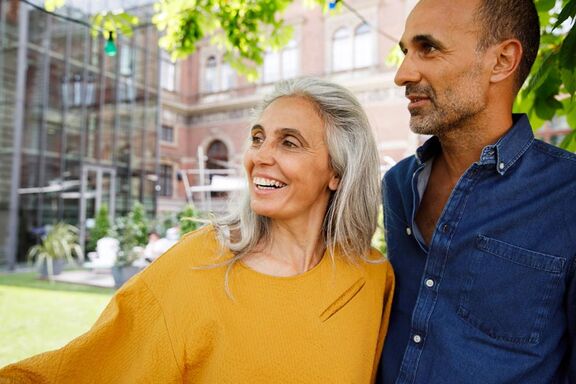 Mann und Frau im Arm