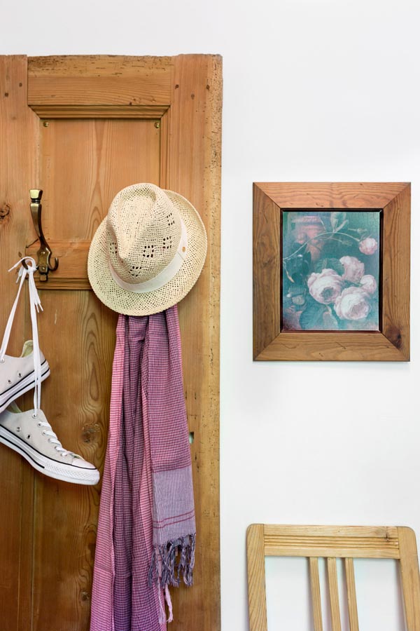 Gaderobe mit Hut, Schal und Schuhen