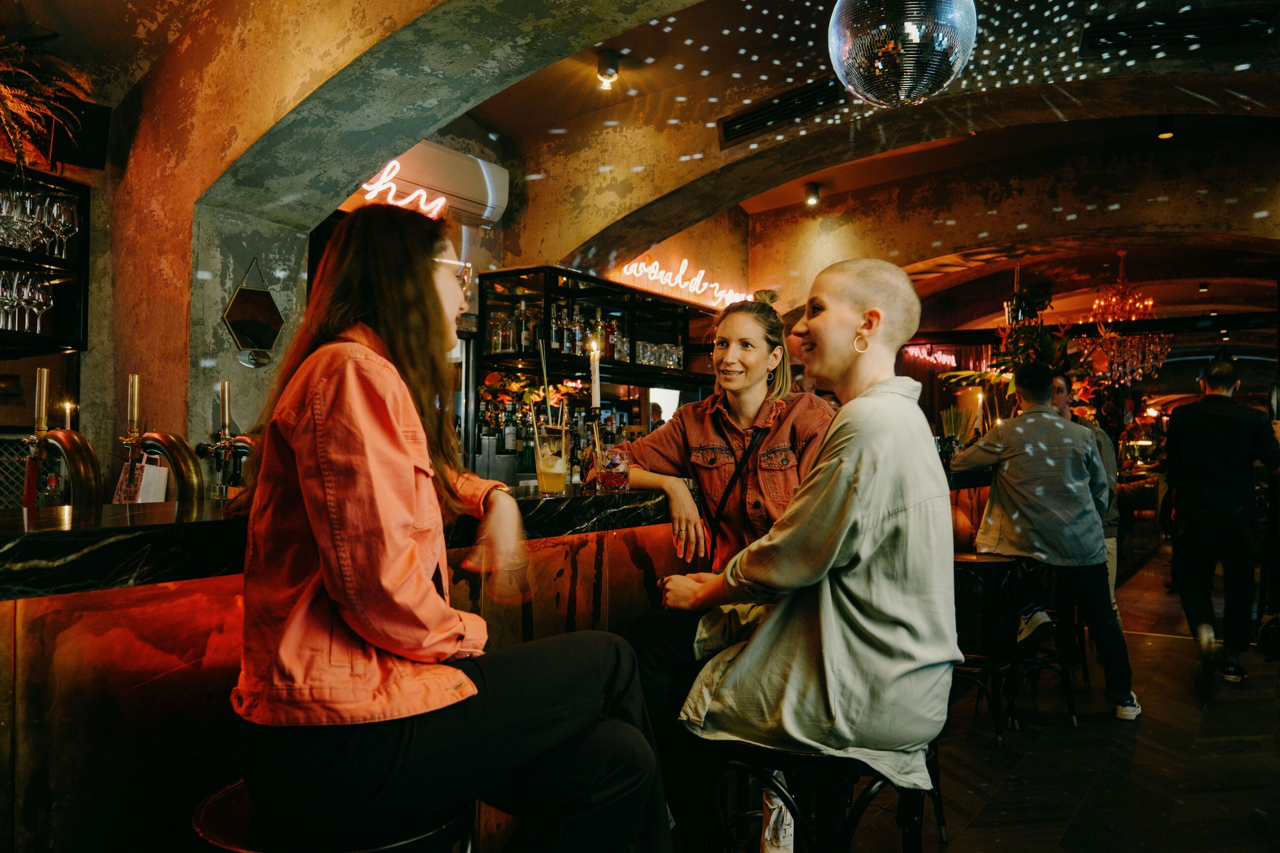 Drei Freundinnen am feiern in einer Gay Bar in Wien